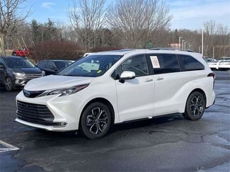 Used 2025 Toyota Sienna Platinum video 1