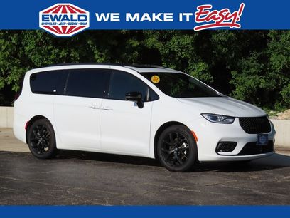 Used 2025 Chrysler Pacifica Limited