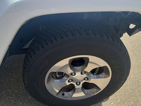 Used 2018 Jeep Wrangler Sahara w/ Connectivity Group AWD/4WD image 23