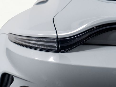 Used 2025 Aston Martin V8 Vantage Coupe image 17