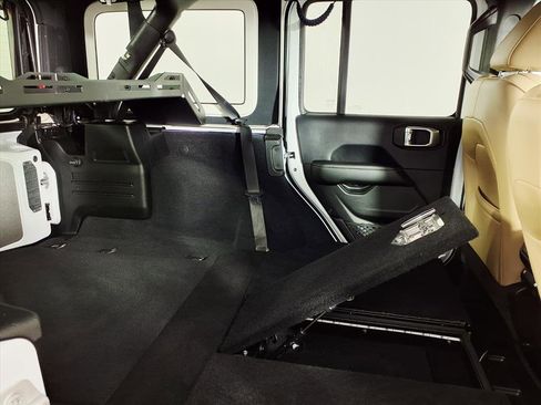 Used 2018 Jeep Wrangler Unlimited Sahara image 12