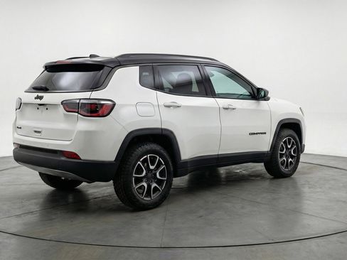 Used 2025 Jeep Compass Trailhawk AWD/4WD image 9