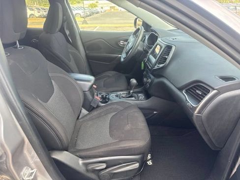 Used 2019 Jeep Cherokee Latitude w/ Popular Appearance Group FWD image 24