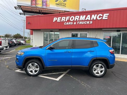 Used 2023 Jeep Compass Latitude w/ Convenience Group AWD/4WD image 2
