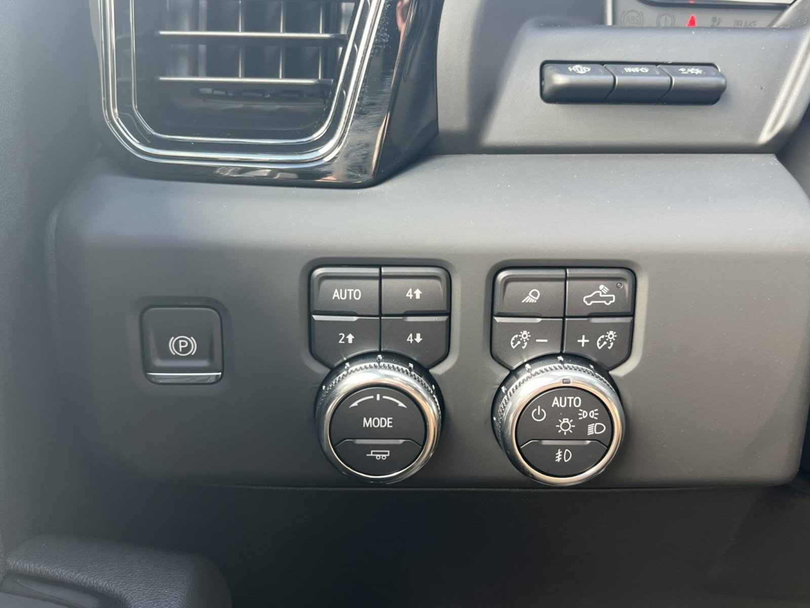 Used 2025 GMC Sierra 3500 AT4 w/ AT4 Premium Plus Package AWD/4WD image 28