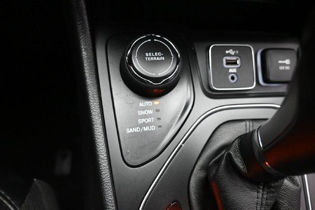 Used 2022 Jeep Cherokee Latitude Lux w/ Sun & Sound Group AWD/4WD image 9