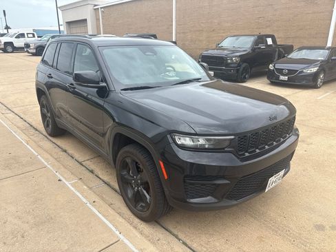 Used 2023 Jeep Grand Cherokee Altitude AWD/4WD image 4