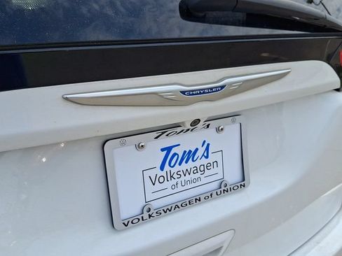 Used 2018 Chrysler Pacifica Touring-L FWD image 29