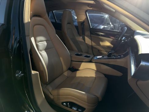 Used 2018 Porsche Panamera w/ Premium Package image 36