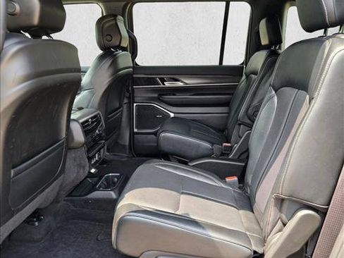 Used 2024 Jeep Wagoneer Series III AWD/4WD image 18