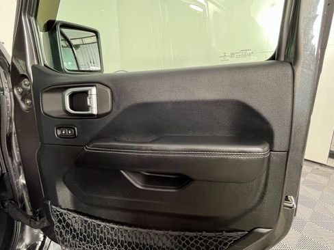 Used 2018 Jeep Wrangler Unlimited Sahara image 23