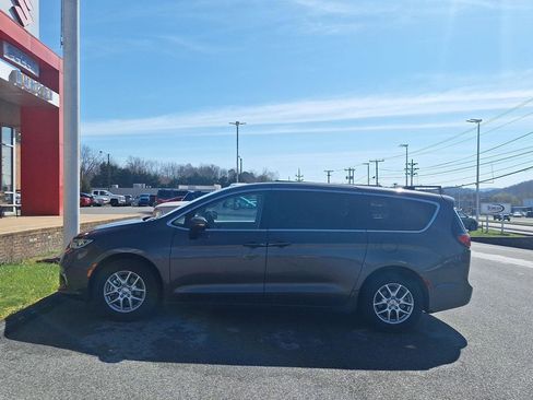 Used 2023 Chrysler Pacifica Touring-L image 6