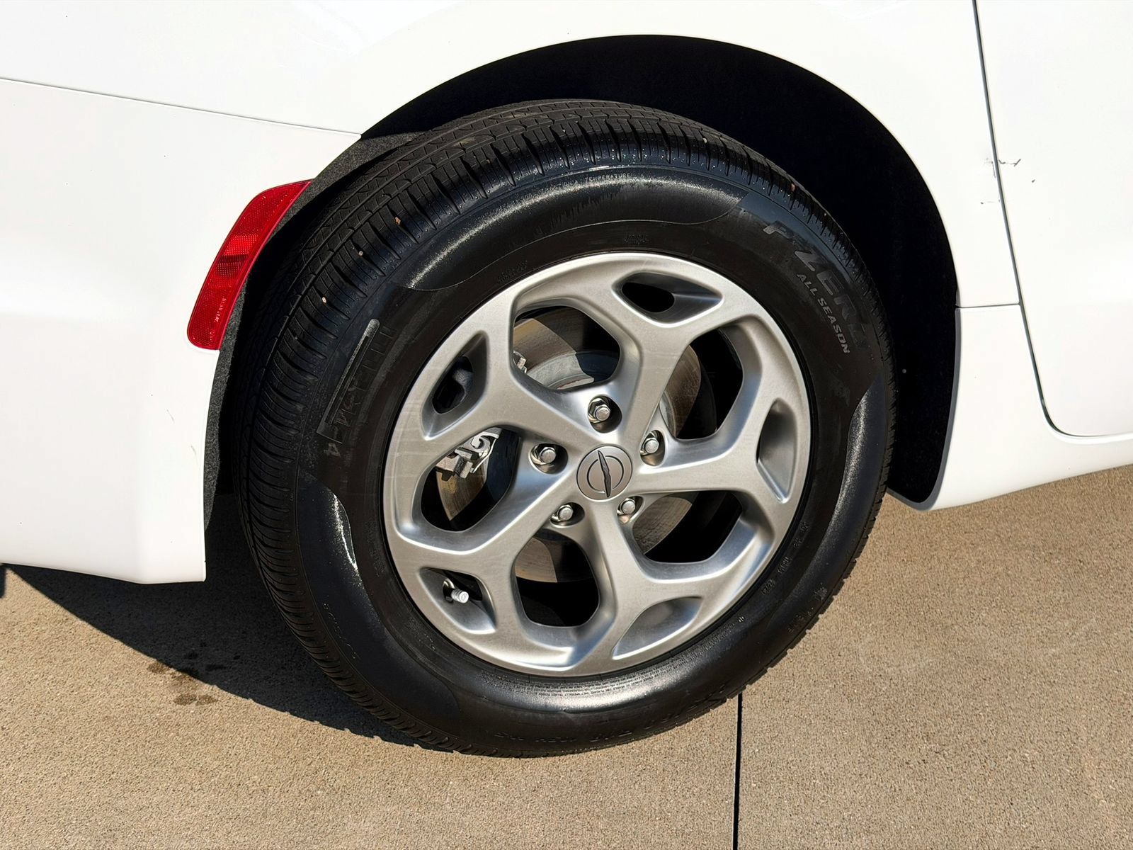 Used 2024 Chrysler Pacifica Limited AWD/4WD image 8
