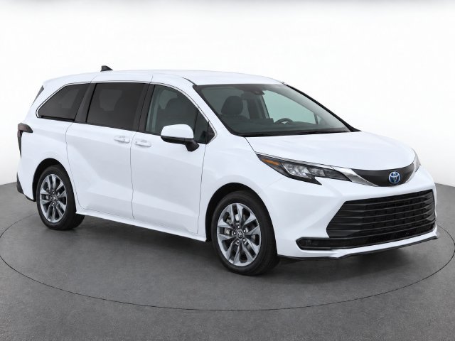 Used 2023 Toyota Sienna LE FWD image 2