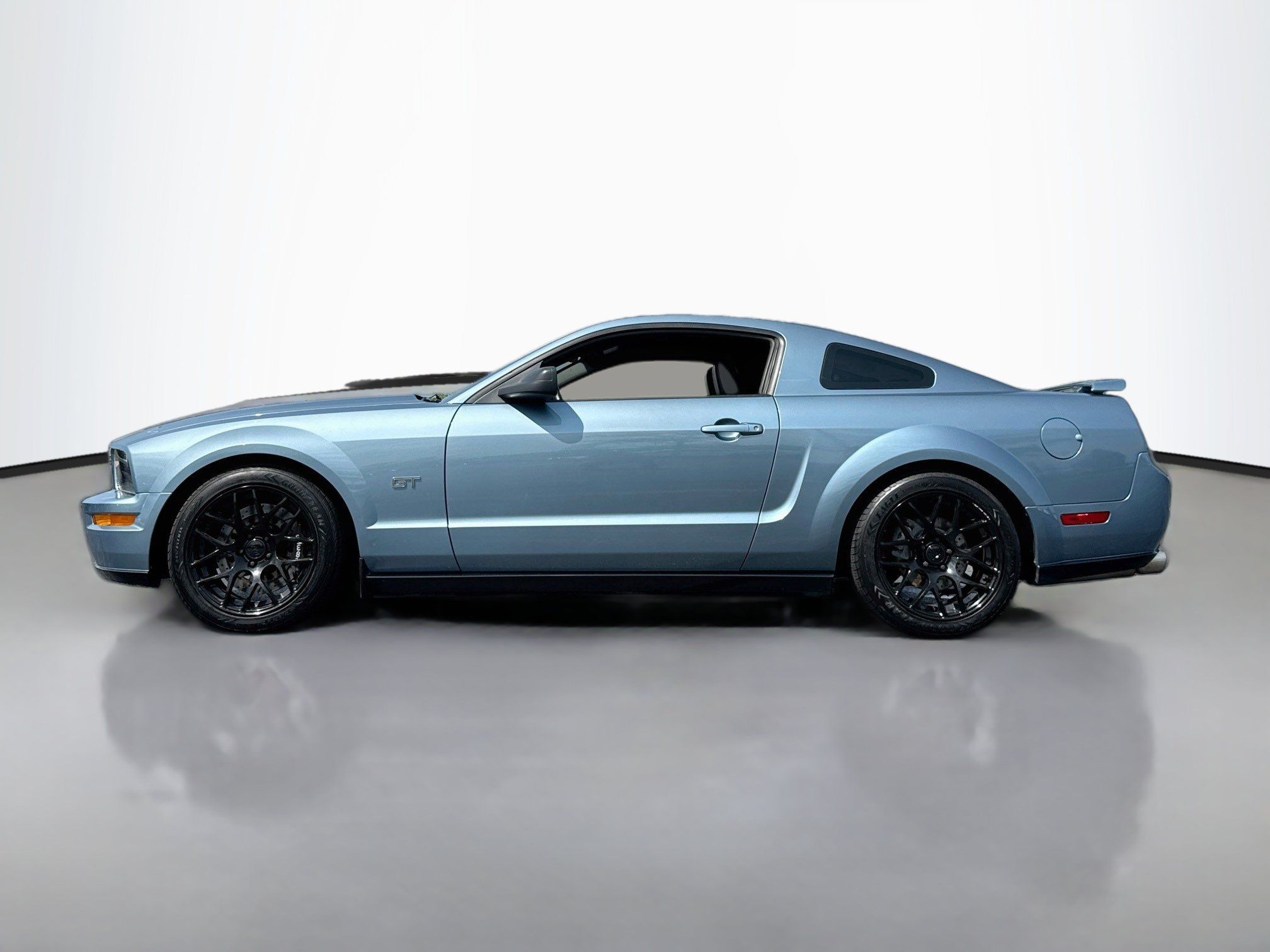 Used 2005 Ford Mustang GT RWD image 4