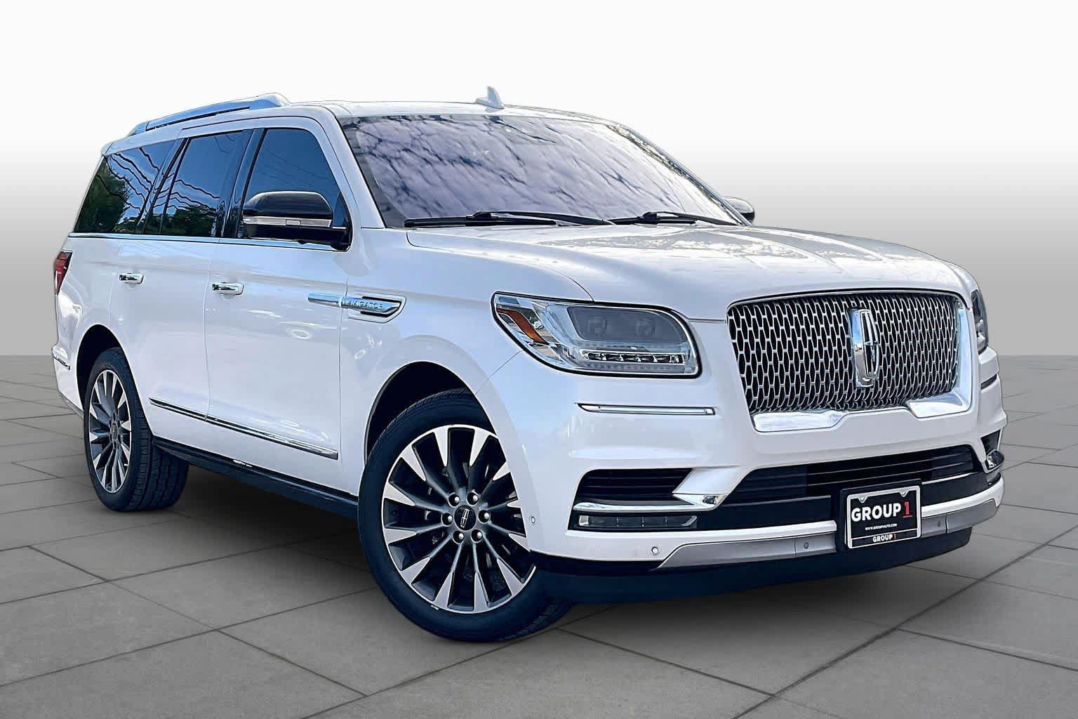Used 2018 Lincoln Navigator Select w/ Technology Package RWD image 3