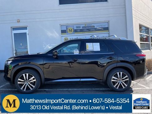 Used 2023 Nissan Pathfinder Platinum image 2