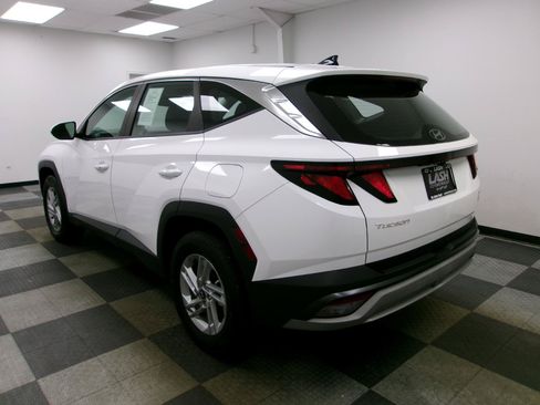 Used 2025 Hyundai Tucson SE AWD/4WD image 2
