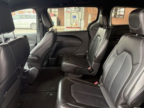 Used 2025 Chrysler Pacifica Select image 23
