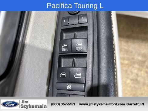Used 2024 Chrysler Pacifica Touring-L FWD image 16