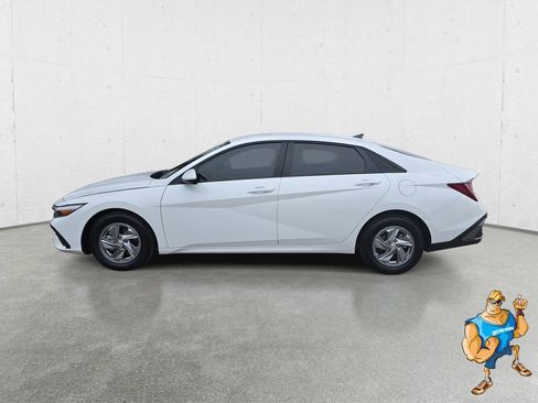Certified 2024 Hyundai Elantra SE FWD image 8