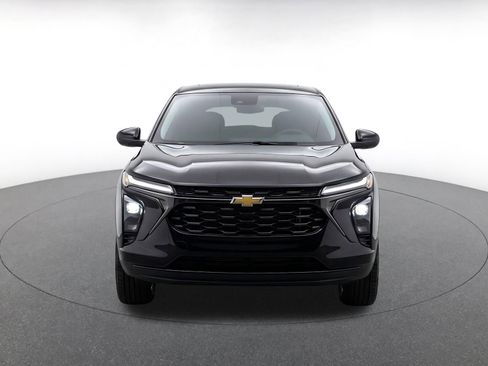Used 2025 Chevrolet Trax LT w/ LT Convenience Package FWD image 2