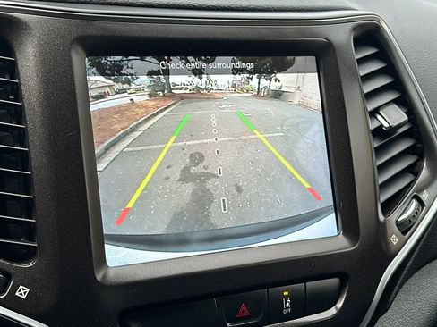 Used 2022 Jeep Cherokee Trailhawk w/ Premium Leather Package image 18