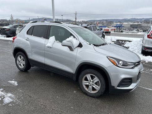 Used 2019 Chevrolet Trax LT w/ LT Convenience Package image 2