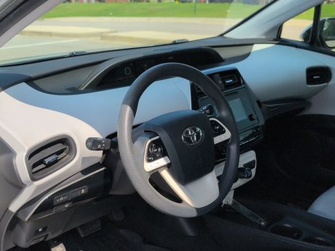 Used 2017 Toyota Prius Two w/ Carpet Mat Package FWD image 10