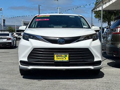 Used 2024 Toyota Sienna LE FWD image 9