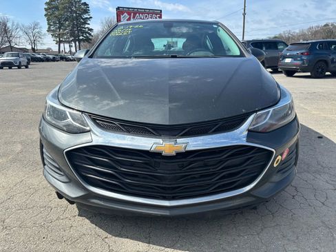 Used 2019 Chevrolet Cruze LT image 2