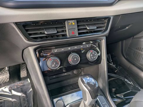 Used 2023 Volkswagen Taos SE w/ Panoramic Sunroof Package FWD image 22