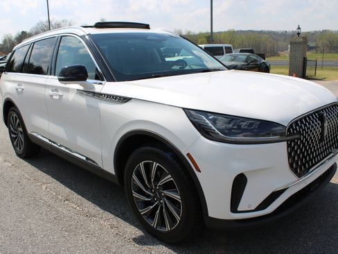 Used 2025 Lincoln Aviator AWD w/ Equipment Group 101A image 4