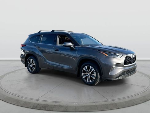 Used 2022 Toyota Highlander XLE AWD/4WD image 2