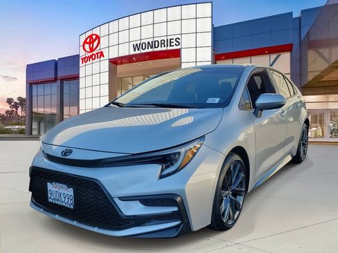 Used 2025 Toyota Corolla SE w/ SE Premium Package image 2
