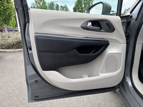 Used 2022 Chrysler Pacifica Touring-L FWD image 15