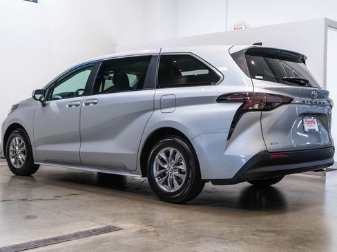 Certified 2025 Toyota Sienna LE FWD image 7