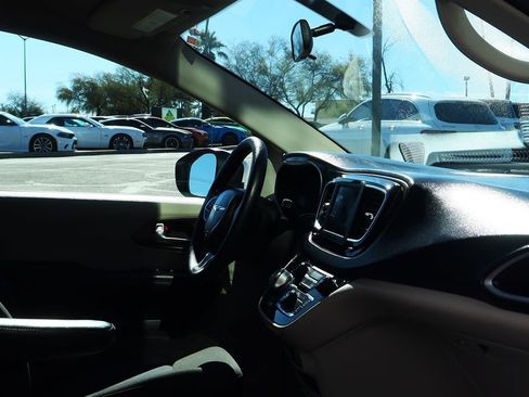 Used 2020 Chrysler Voyager L image 32