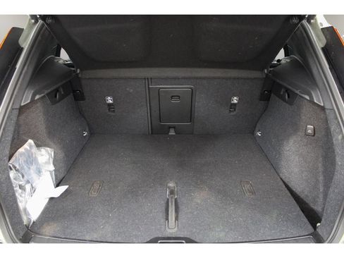 Certified 2025 Volvo XC40 B5 Plus AWD/4WD image 30