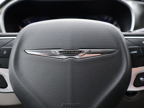 Used 2024 Chrysler Pacifica Touring-L image 26