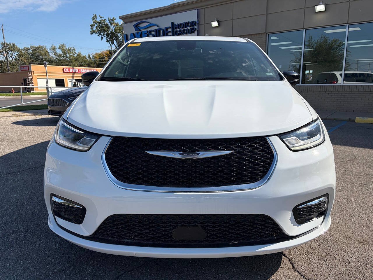 Used 2025 Chrysler Pacifica Select FWD image 2