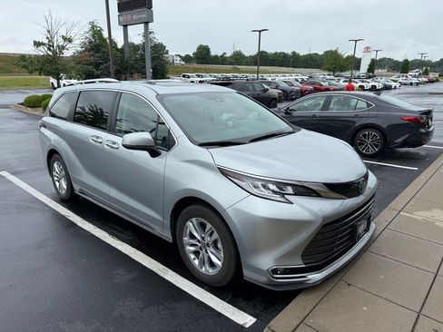 Used 2024 Toyota Sienna Limited FWD image 3
