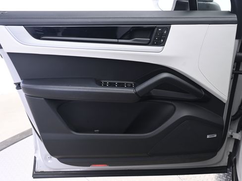 Used 2025 Porsche Cayenne image 26