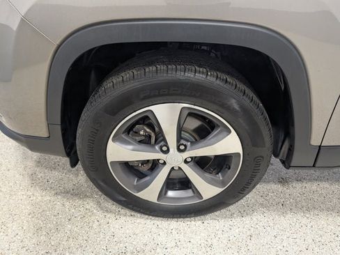 Used 2021 Jeep Cherokee Limited AWD/4WD image 9