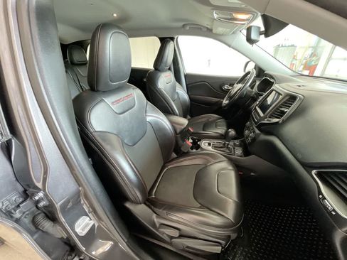 Used 2019 Jeep Cherokee Trailhawk w/ Cold Weather Group AWD/4WD image 24