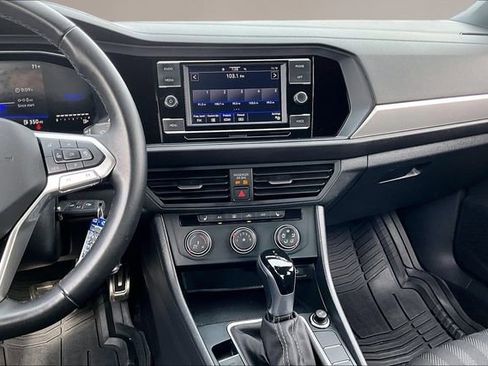 Used 2024 Volkswagen Jetta Sport image 9