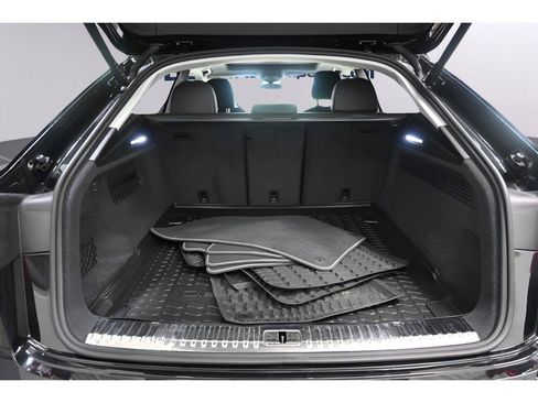 Used 2023 Audi Q8 Prestige AWD/4WD image 16