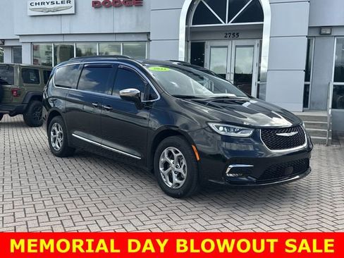 Used 2022 Chrysler Pacifica Limited w/ Uconnect Theater Family Group AWD/4WD image 5
