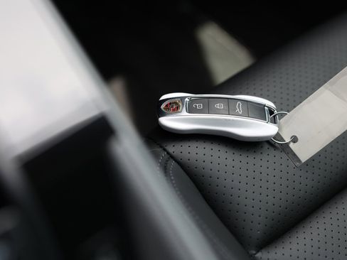 Used 2023 Porsche 911 Carrera 4S w/ Sport Package image 28