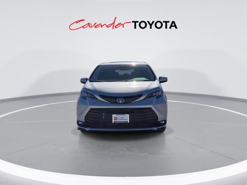 Certified 2025 Toyota Sienna XLE image 3